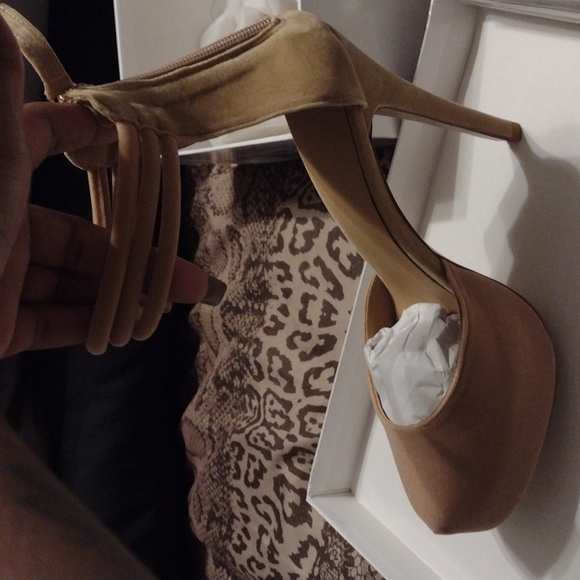 Heels - Picture 3 of 3